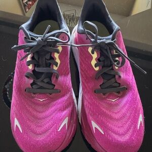 Ultra performance fuchsia pink HOKA women’s 7.5 US running shoes.